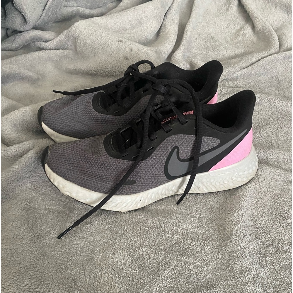 Size 7 Nike shoes
